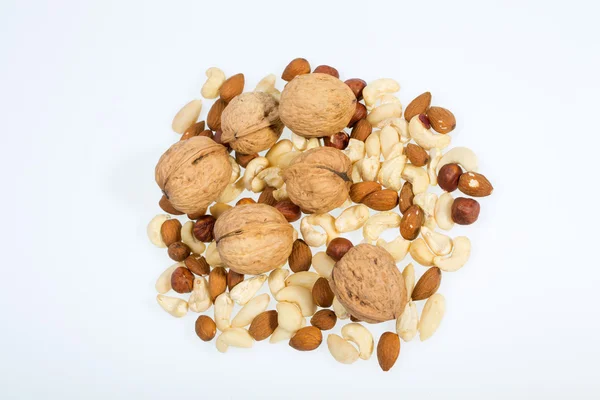Смешанные орехи - фундук, грецкие орехи, кешью, кедровые орехи, изолированные на белом фоне — стоковое фото