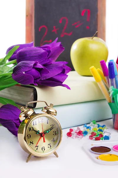 Часы, цветы и apple, вернуться к концепции школы — стоковое фото
