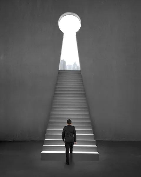 Бизнесмен, ходить на лестнице до ключевой фигуры двери, вид на город — стоковое фото