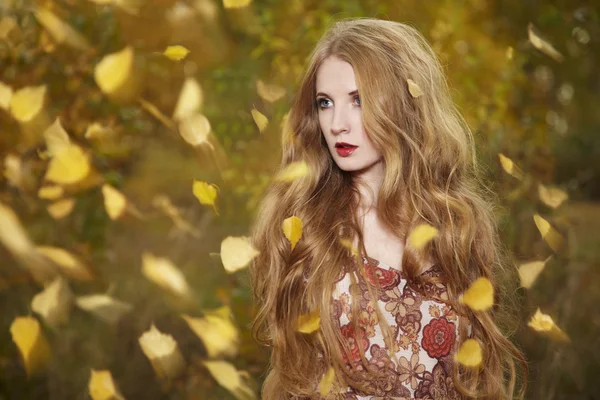 Мода портрет красивой молодой женщины в осеннем лесу — стоковое фото