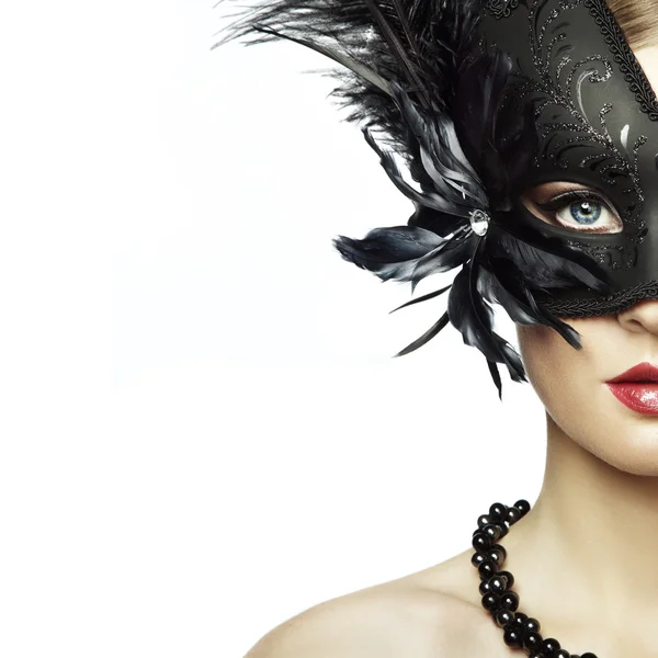 Красивая молодая женщина в черной таинственной венецианской маске Лицензионные Стоковые Фото