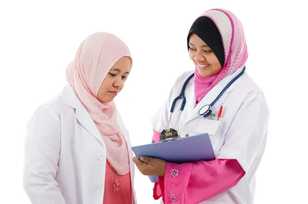 Два Юго-Восточной Азии мусульманские врачи обсуждают Лицензионные Стоковые Фото