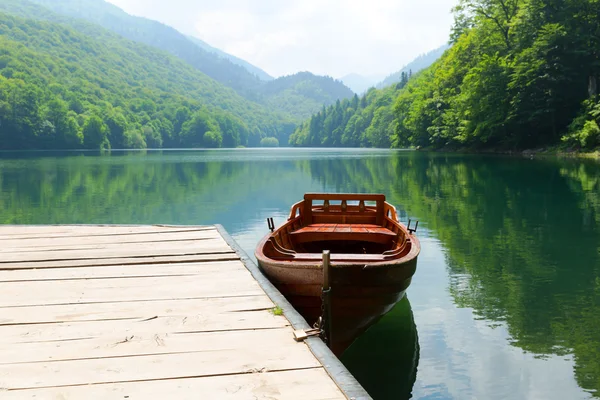 Деревянные лодки на озере Стоковая Картинка