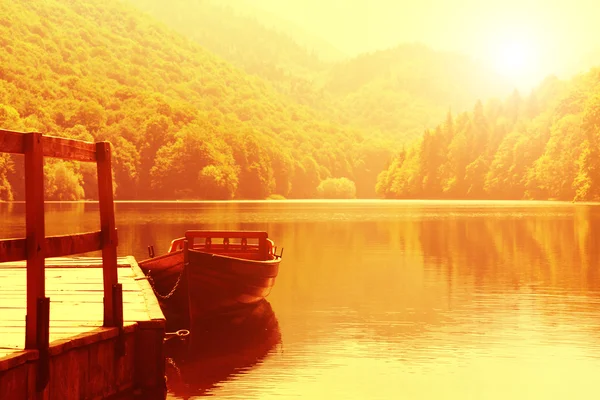Деревянные лодки на озере Лицензионные Стоковые Фото