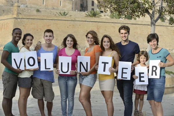 Счастливая и разнообразная волонтерская группа — стоковое фото