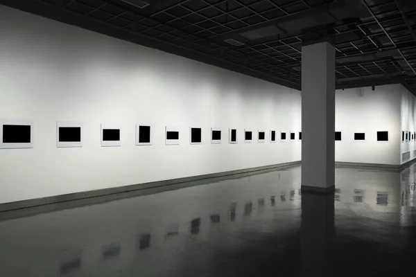 Фреймы на белой стене в художественном музее — стоковое фото