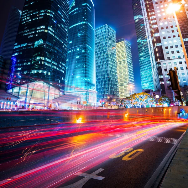 Ночная сцена современного города — стоковое фото
