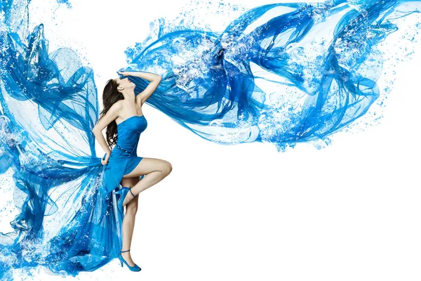 Танец женщины в платье открытого моря, распадающемся во всплеске — стоковое фото