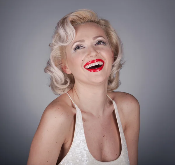 Довольно блондинка модель как Мэрилин Монро в белом платье с красными губами на сером фоне — стоковое фото