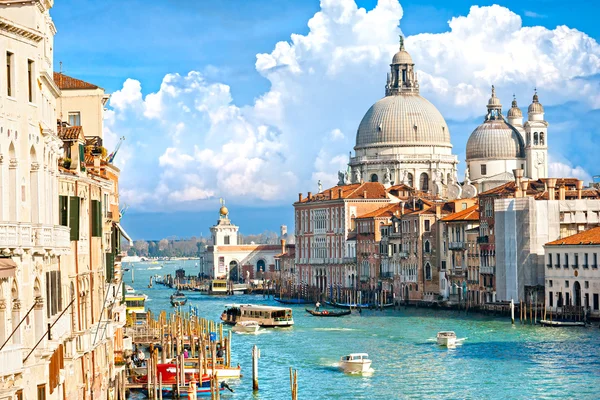 Венеция, вид на Гранд-канал и Базилика Санта-Мария делла sa — стоковое фото