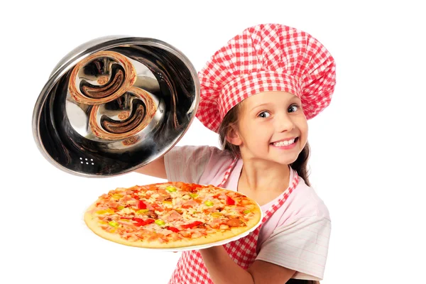 Молодая девушка, готовящая домашнюю пиццу — стоковое фото
