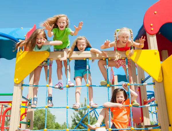 Счастливые дети, играя на открытом воздухе — стоковое фото