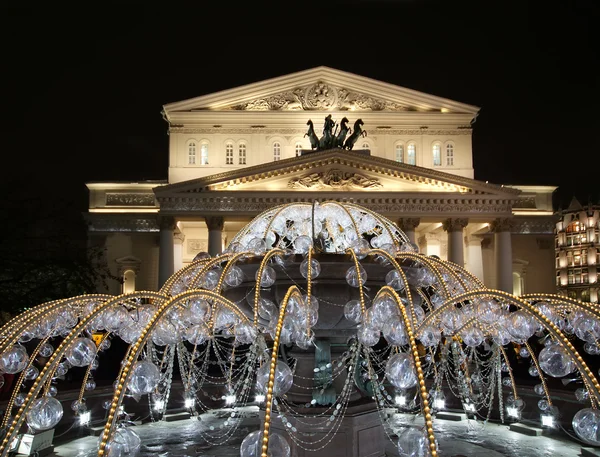 Большой театр (большой, Великий или большой театр, также пишется большой) ночью в Москве, Россия, видел позади фонтана, освещенные во время Рождества — стоковое фото