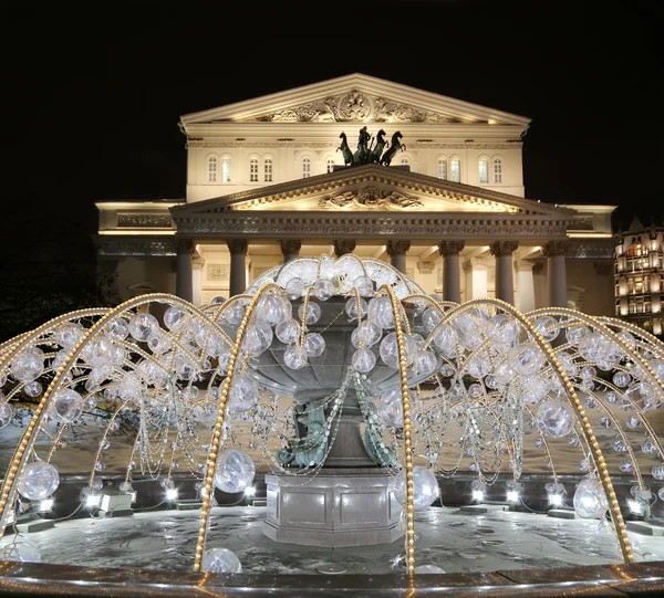 Электрический фонтан ночью, освещенный во время рождества около Большого театра (большой, великое или Большой театр, также записанный Большой), Москва, Россия — стоковое фото