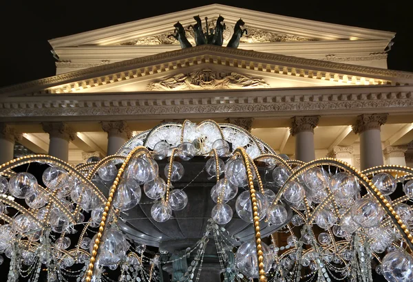Электрический фонтан ночью, освещенный во время рождества около Большого театра (большой, великое или Большой театр, также записанный Большой), Москва, Россия — стоковое фото