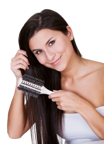 Улыбается женщина чистки долго брюнетка волосы — стоковое фото