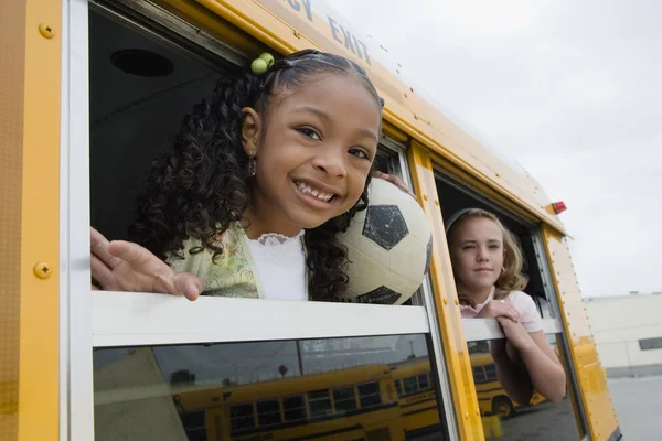 Учащихся начальной школы на школьный автобус Стоковое Фото