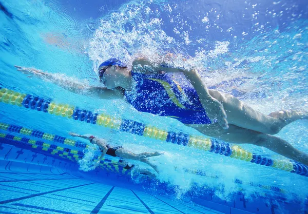 Женщины пловцов, гонки в бассейне — стоковое фото