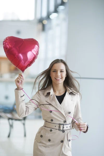 Бизнесвумен держит шар в форме сердца Лицензионные Стоковые Фото