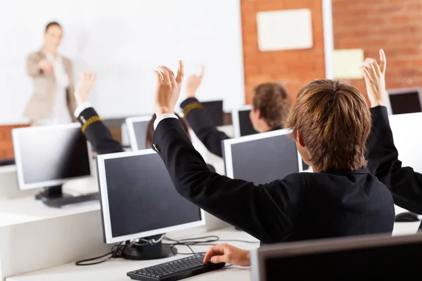 Группа учащихся средней школы руки вверх в компьютерном классе — стоковое фото