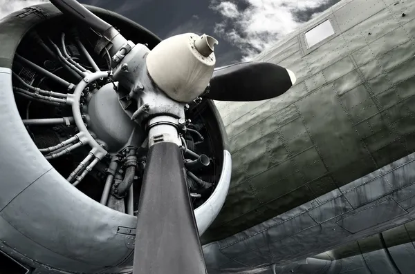 Старый двигатель самолета — стоковое фото