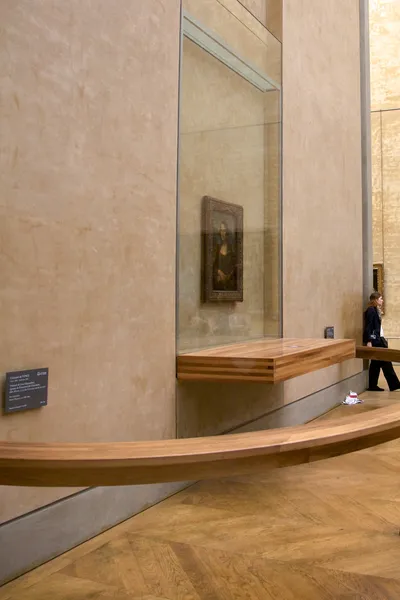 Неизвестные безопасности женщина, работающая в Мона Лиза номер Лицензионные Стоковые Изображения