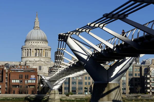Лондонский пешеходный мост тысячелетия — стоковое фото
