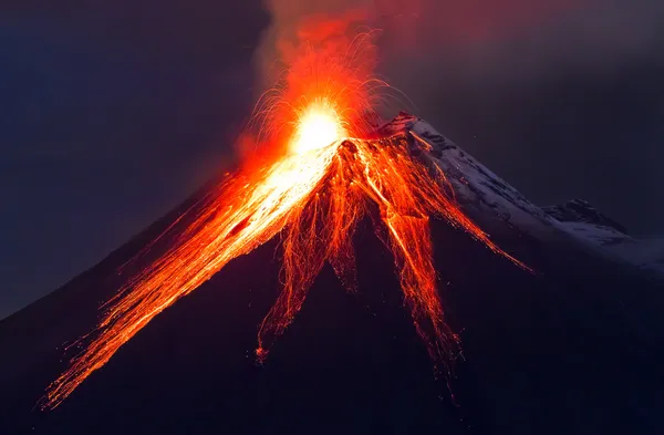 Заделывают извержения вулкана (Тунгурауа) — стоковое фото