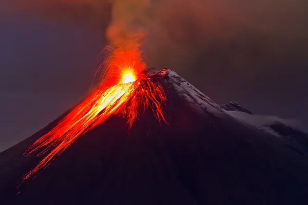 Извержение вулкана с расплавленной лавы — стоковое фото