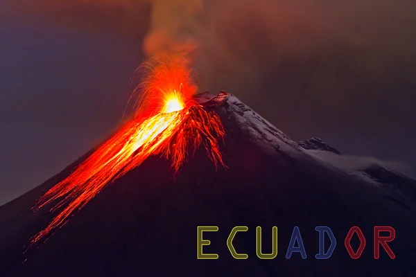 Вулкан Тунгурауа с баннером Эквадора — стоковое фото