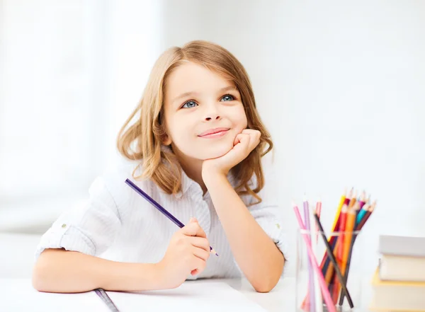 Рисование карандашами в школе девочка — стоковое фото