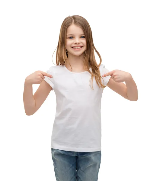 Улыбается маленькая девочка в пустой белой футболке — стоковое фото