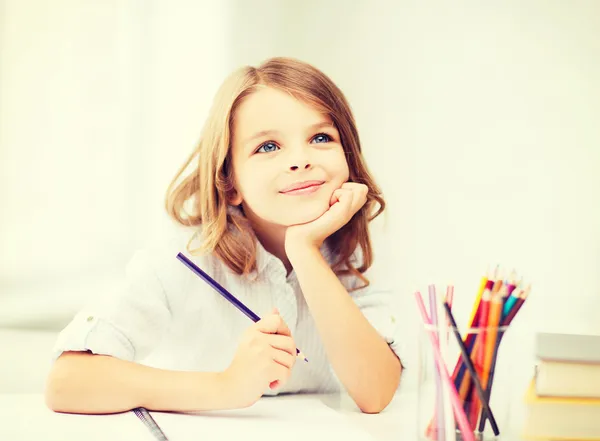 Рисование карандашами в школе девочка Стоковая Картинка