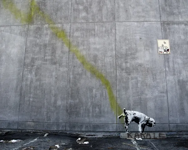 Лос-Анджелес, США - 17 октября: граффити Бэнкси на стене (pissin — стоковое фото