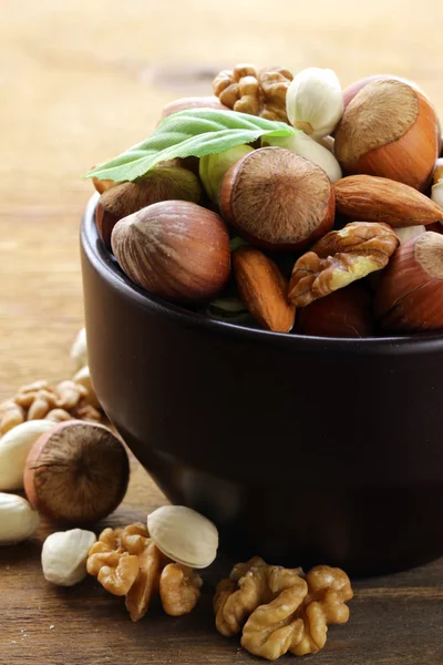 Смешайте орехи - грецкие орехи, фундук, миндаль на деревянном столе — стоковое фото