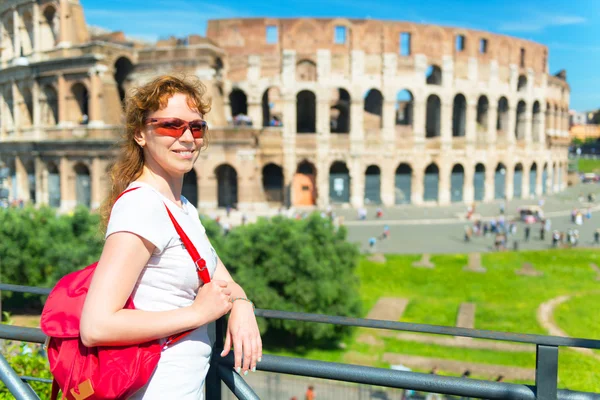 Молодой женщины турист на фоне Колизея в Риме — стоковое фото