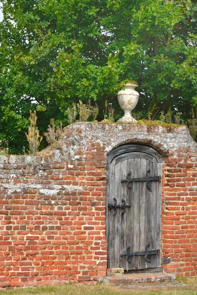 Ворота садовые с Красная кирпичная стена — стоковое фото