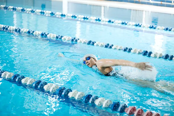 Девушка плавать стилем Баттерфляй — стоковое фото