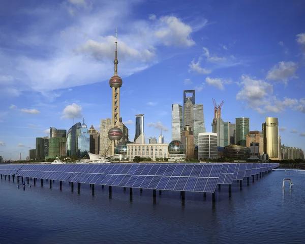 Шанхай Бунда Скайлайн ориентир на экологической энергии солнечной панели — стоковое фото