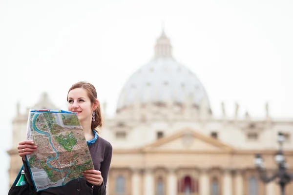 Довольно молодой женщины турист, изучая карту — стоковое фото