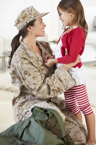 Дочь рада возвращению матери-военной домой в отпуск — стоковое фото