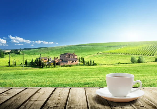 Чашка кофе и пейзаж Тосканы, Италия — стоковое фото