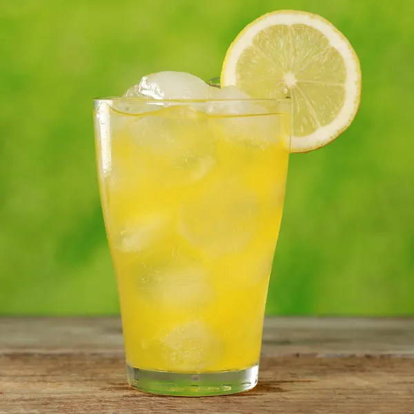 Холодный апельсиновый лимонад в стакане — стоковое фото