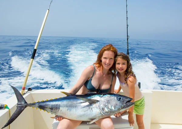 Бикини Фишер и дочь с голубого тунца — стоковое фото