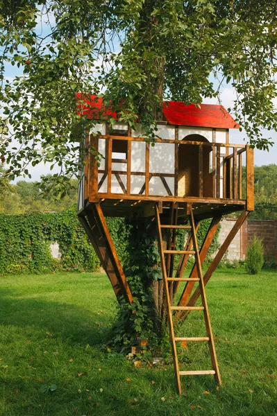 Милый маленький дерево дом для детей на заднем дворе Стоковое Фото