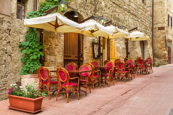 Маленькое кафе на углу улиц Старого города в Италия — стоковое фото