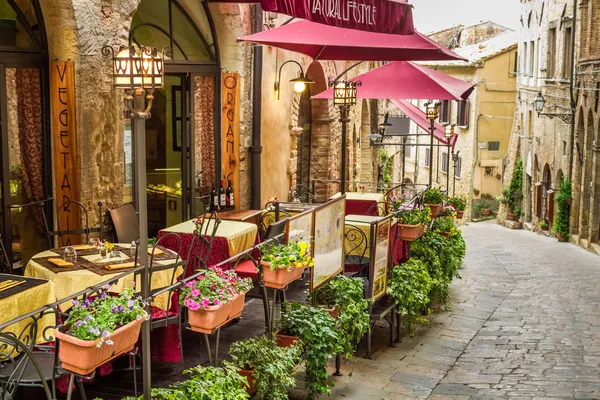 Старинные кафе на углу улиц Старого города в Италия — стоковое фото
