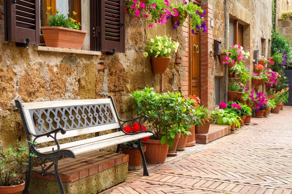 Красивая улица, украшенный цветами в Италии — стоковое фото