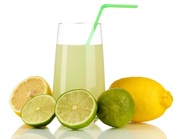 Вкусный лимонный сок в стекле и липы и лимоны рядом изолирован на белом Стоковое Фото