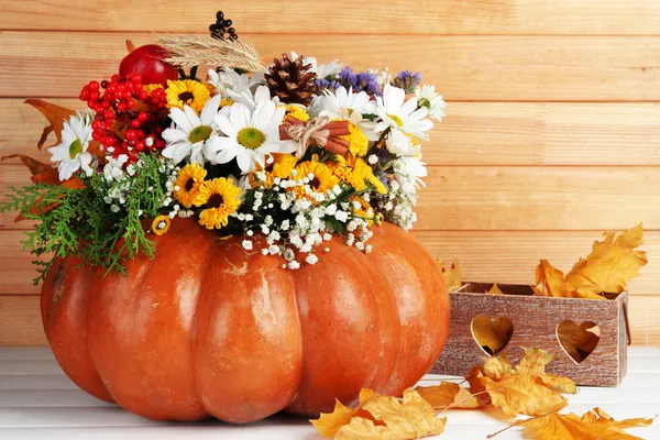 Красивая Осенняя композиция в тыкву с декоративной коробки на столе на фоне деревянных Лицензионные Стоковые Фото